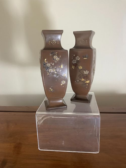 A PAIR OF WELL DECORATED JAPANESE BRONZE VASES - ADDITIONAL PHOTO 1