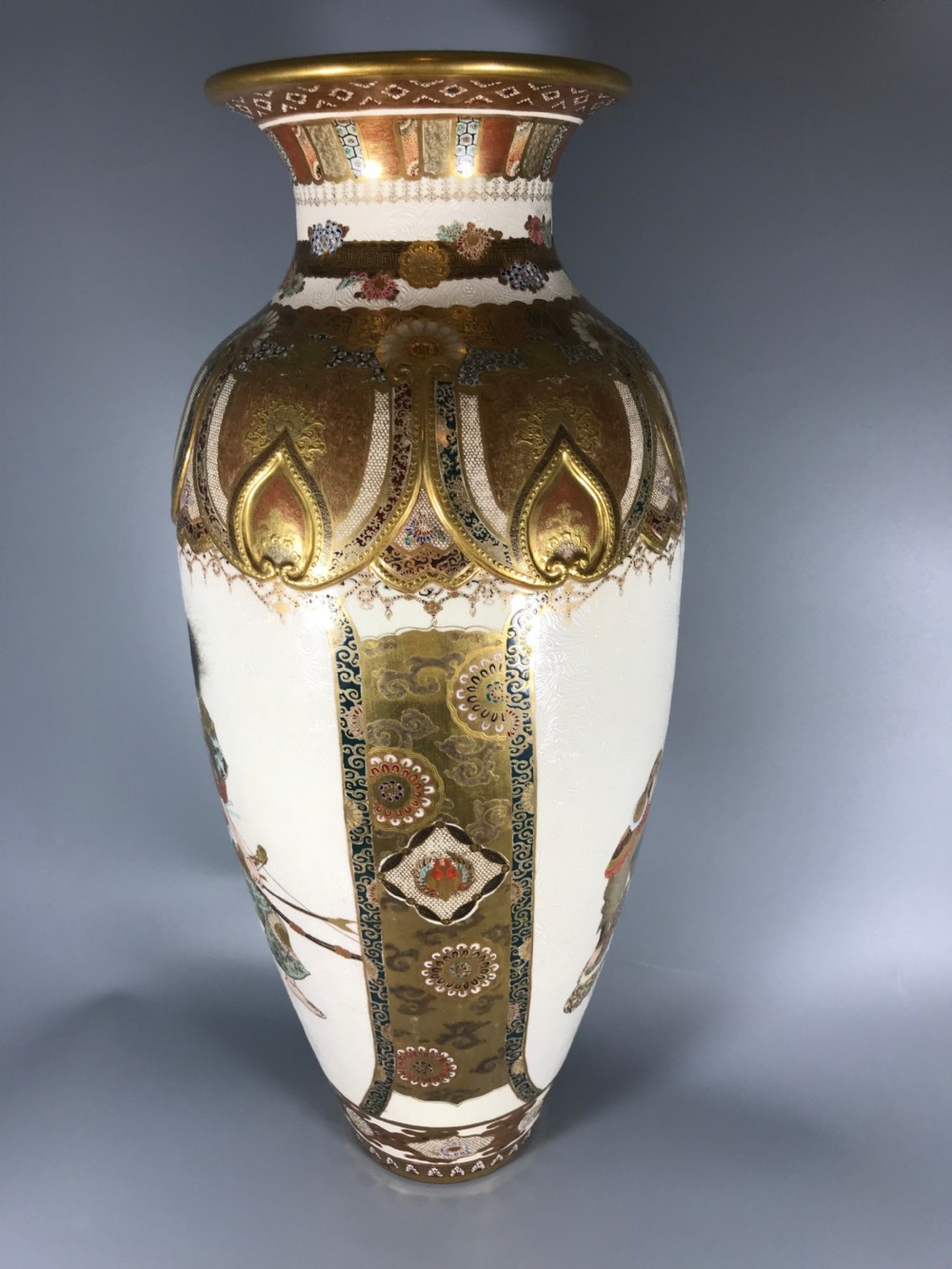 LARGE IMPRESSIVE JAPANESE KINKOZAN SATSUMA VASE  View II