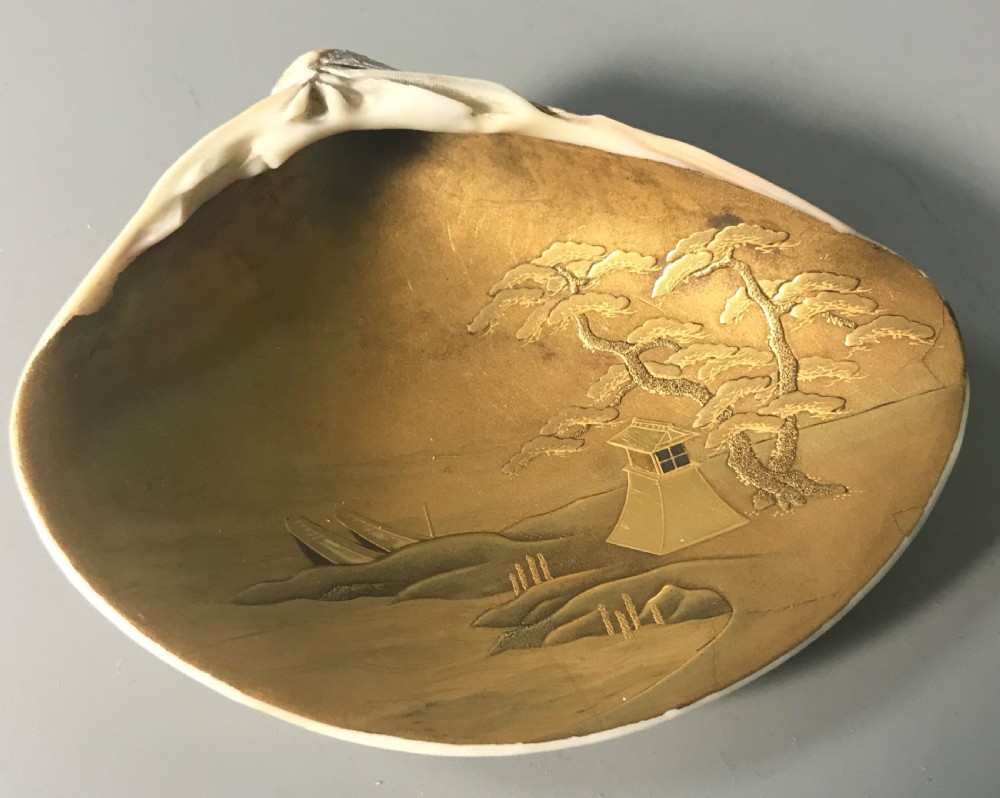 JAPANESE GOLD LACQUERED CLAM SHELL. View V
