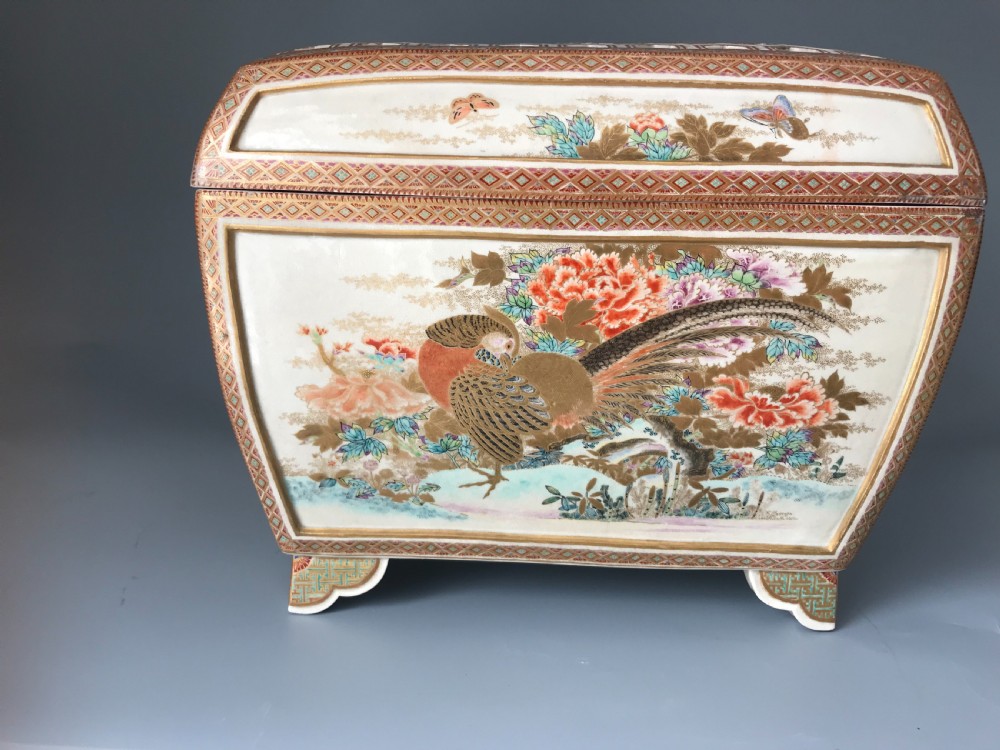 RARE AND LARGE ANTIQUE JAPANESE SATSUMA KORO. View II
