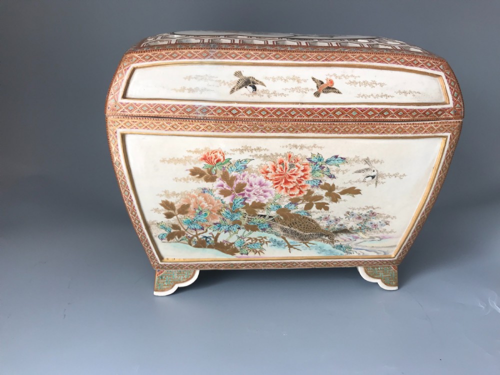RARE AND LARGE ANTIQUE JAPANESE SATSUMA KORO. View V