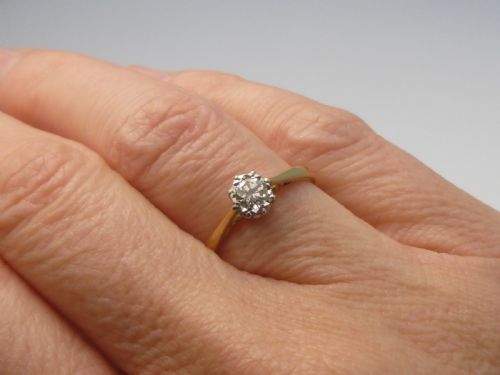 GOLD AND DIAMOND SOLITAIRE RING