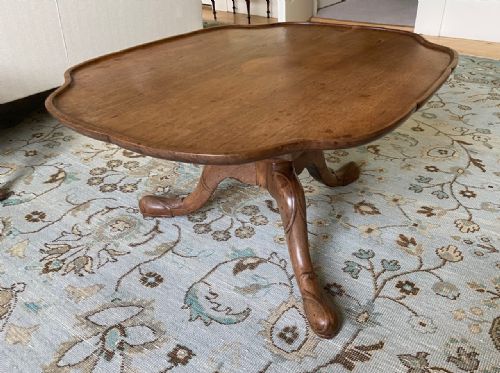 A WHYTOCK AND REID WALNUT COFFEE TABLE - ADDITIONAL PHOTO 1