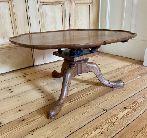 A WHYTOCK AND REID WALNUT COFFEE TABLE - ADDITIONAL PHOTO 4