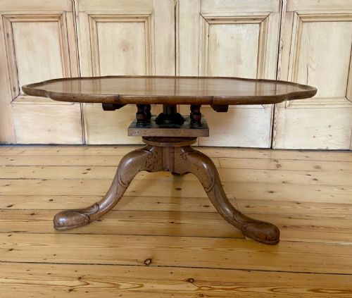 A WHYTOCK AND REID WALNUT COFFEE TABLE - ADDITIONAL PHOTO 5