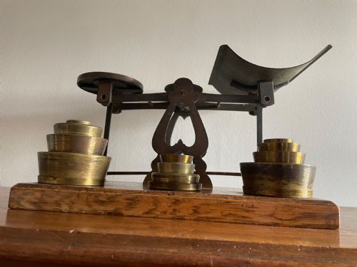 A LARGE SET OF VICTORIAN POSTAL SCALES - ADDITIONAL PHOTO 5