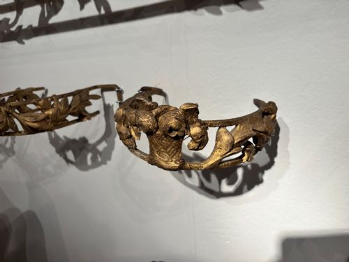 A RARE SET OF 3 GEORGE III GILT WOOD PELMETS WITH MATCHING TIE BACKS - ADDITIONAL PHOTO 4