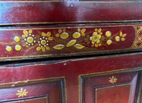 A GEORGE III RED LACQUER CABINET - ADDITIONAL PHOTO 4