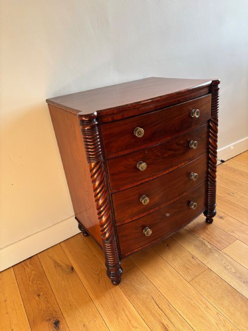 A SMALL WILLIAM IV MAHOGANY CHEST OF DRAWERS - ADDITIONAL PHOTO 1