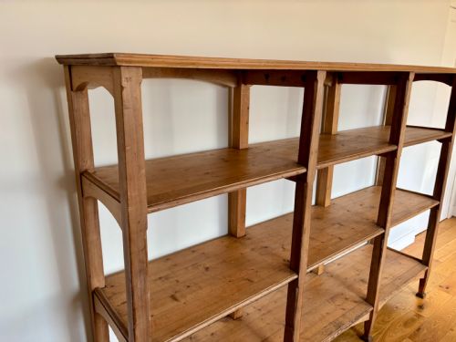 A SET OF EDWARDIAN PINE SHELVES - ADDITIONAL PHOTO 1