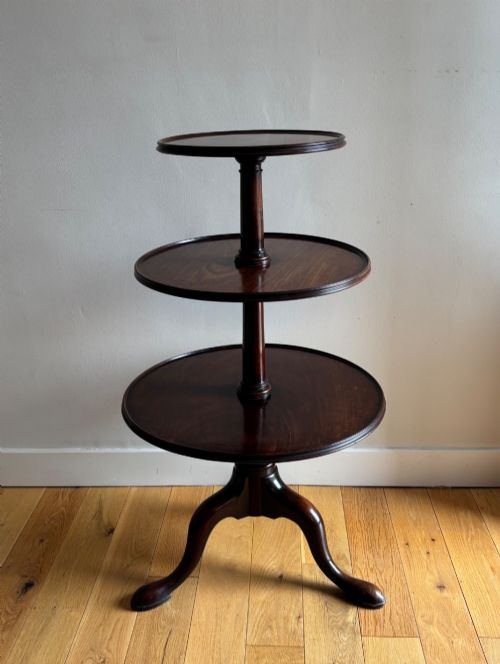 AN EARLY GEORGE III MAHOGANY DUMB WAITER