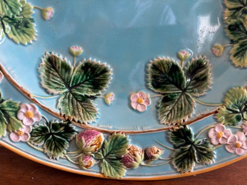 A MAJOLICA STRAWBERRY DISH BY GEORGE JONES - ADDITIONAL PHOTO 1