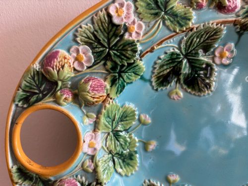 A MAJOLICA STRAWBERRY DISH BY GEORGE JONES - ADDITIONAL PHOTO 2