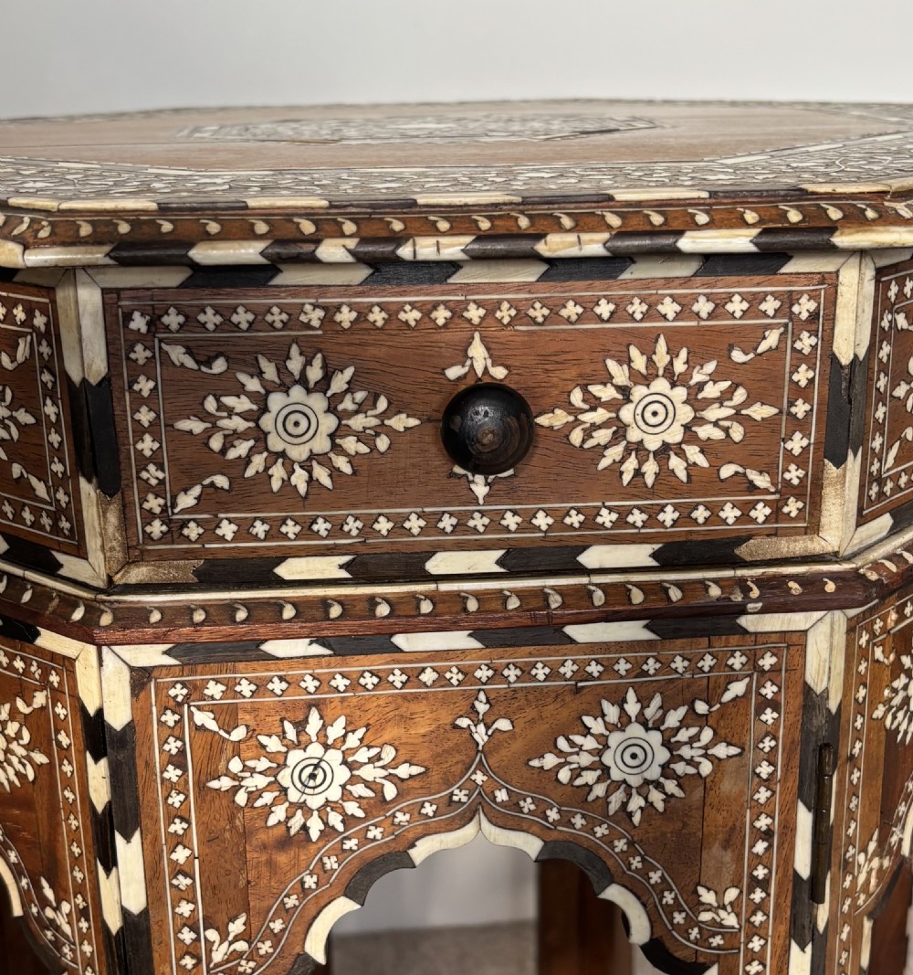 An exceptional Hoshiapur octagonal table View V