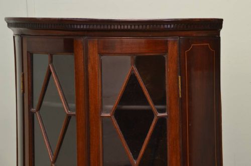 fig 2. Fine Quality Mahogany Victorian Bow Fronted Glazed Antique Corner Cabinet.
