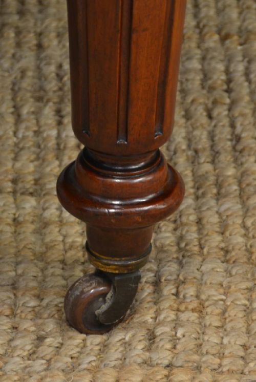 fig 2. Large Quality Mahogany Antique Victorian Extending Dining Table.