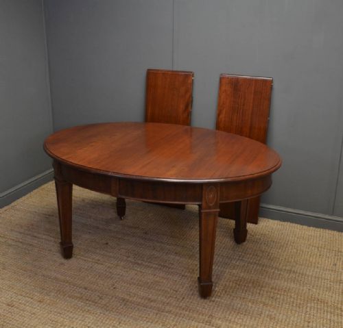 Quality Edwardian Antique Mahogany Extending Dining Table.