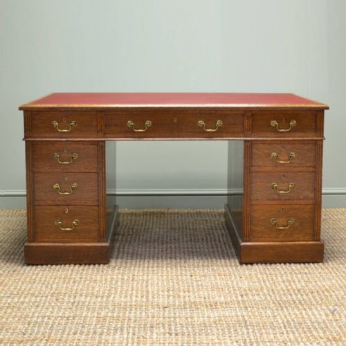 Superb Quality Victorian Beautifully Figured Oak Pedestal Desk
