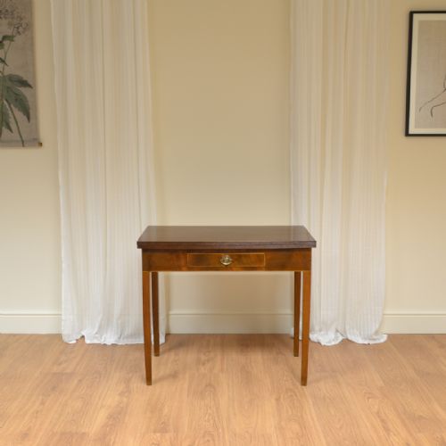 
Stunning George III Antique Mahogany Tea Table / Side Table

