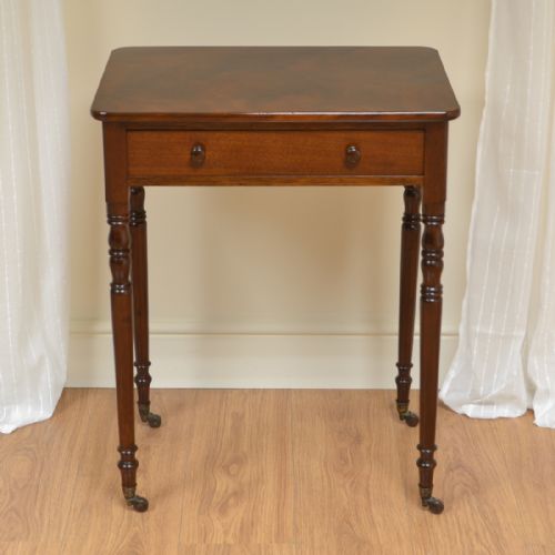 Elegant Victorian Figured Mahogany Antique Occasional Table / Side Table