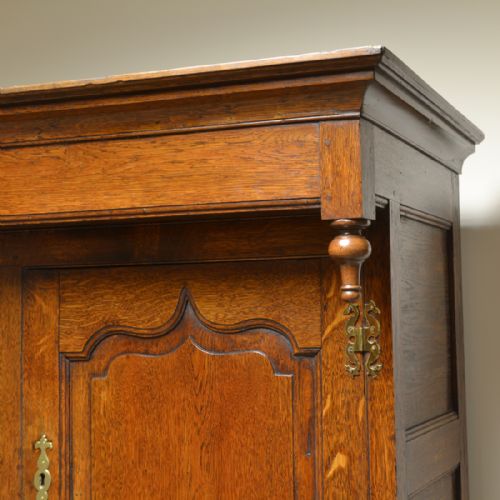 fig 2. Magnificent Georgian Period Oak Cwpwrdd Deuddarn Cupboard