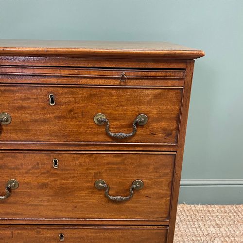 CHARMING GEORGIAN MAHOGANY ANTIQUE CHEST OF DRAWERS WITH BRUSHING SLIDE - ADDITIONAL PHOTO 4