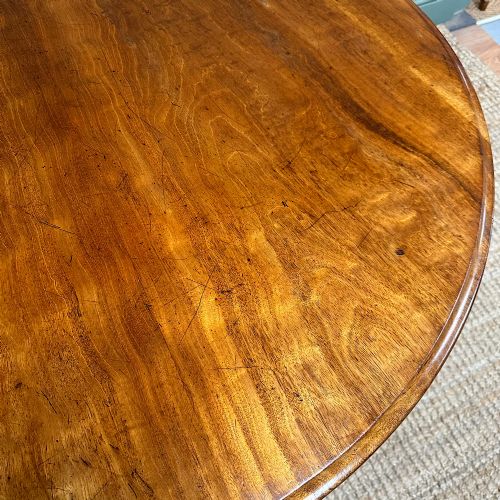 BEAUTIFULLY FIGURED MAHOGANY CIRCULAR ANTIQUE DINING TABLE - ADDITIONAL PHOTO 6