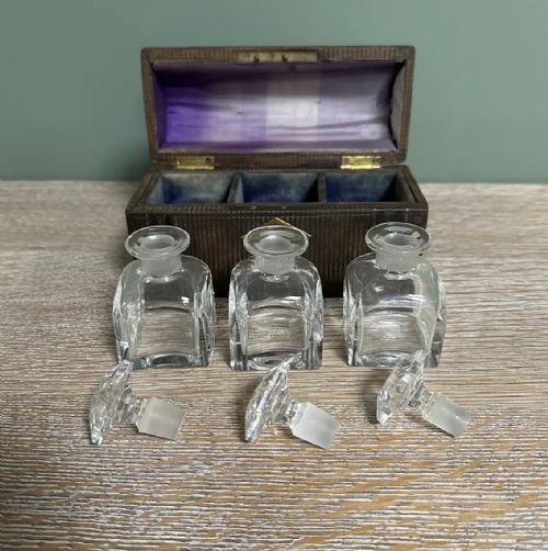 UNUSUAL ANTIQUE CASKET WITH 3 CUT GLASS BOTTLES - ADDITIONAL PHOTO 2