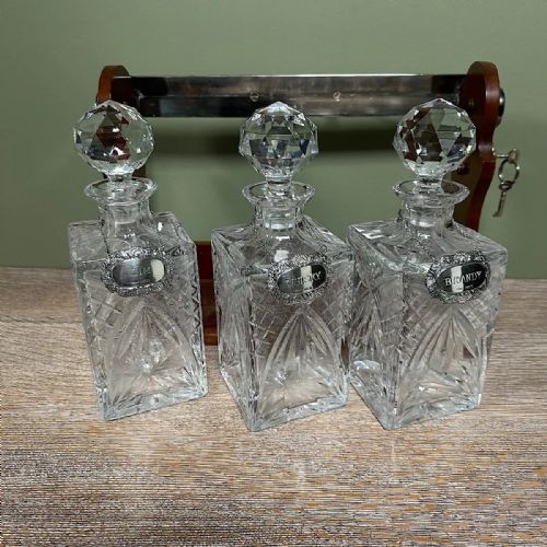 STUNNING MAHOGANY TANTALUS WITH GIN WHISKEY BRANDY SILVER DECANTER LABELS - ADDITIONAL PHOTO 3