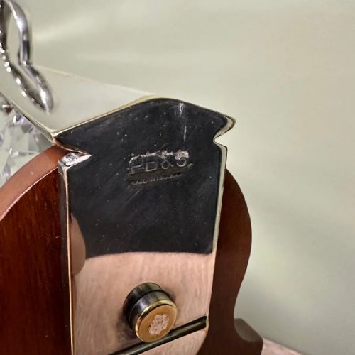 STUNNING MAHOGANY TANTALUS WITH GIN WHISKEY BRANDY SILVER DECANTER LABELS - ADDITIONAL PHOTO 5
