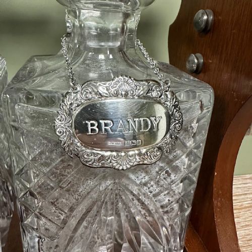 STUNNING MAHOGANY TANTALUS WITH GIN WHISKEY BRANDY SILVER DECANTER LABELS - ADDITIONAL PHOTO 6