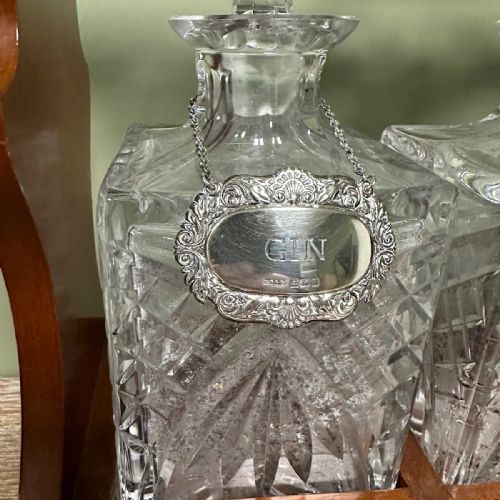 STUNNING MAHOGANY TANTALUS WITH GIN WHISKEY BRANDY SILVER DECANTER LABELS - ADDITIONAL PHOTO 8