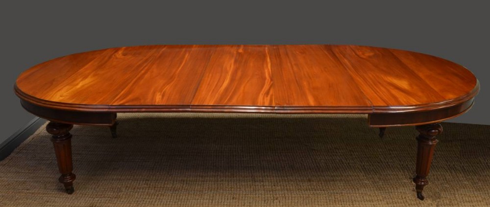 Large Quality Mahogany Antique Victorian Extending Dining Table.