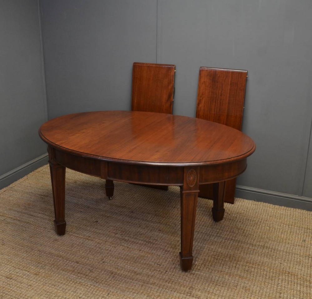 Quality Edwardian Antique Mahogany Extending Dining Table.