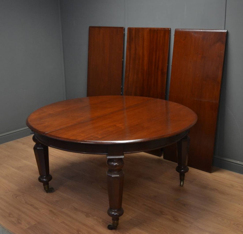 Grand Victorian Mahogany Extending Antique Dining Table.