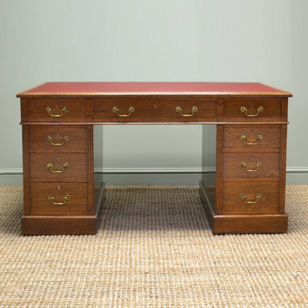 Superb Quality Victorian Beautifully Figured Oak Pedestal Desk