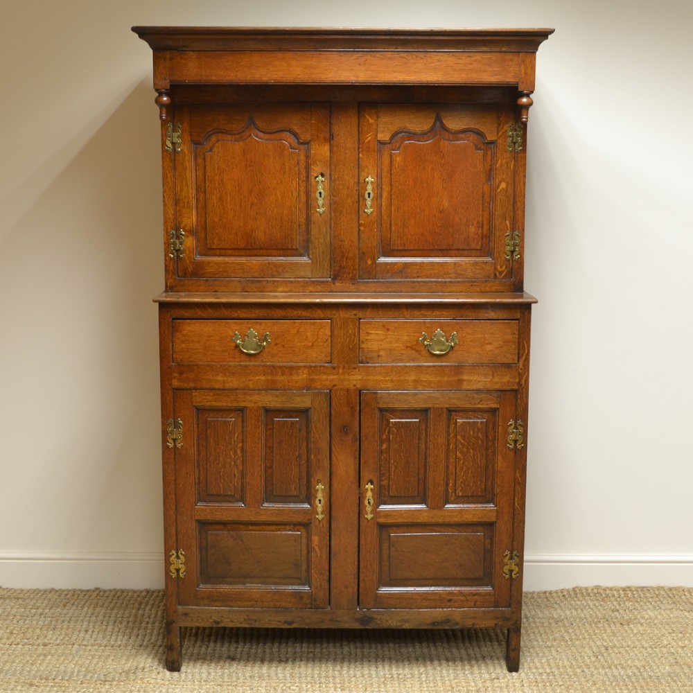 Magnificent Georgian Period Oak Cwpwrdd Deuddarn Cupboard