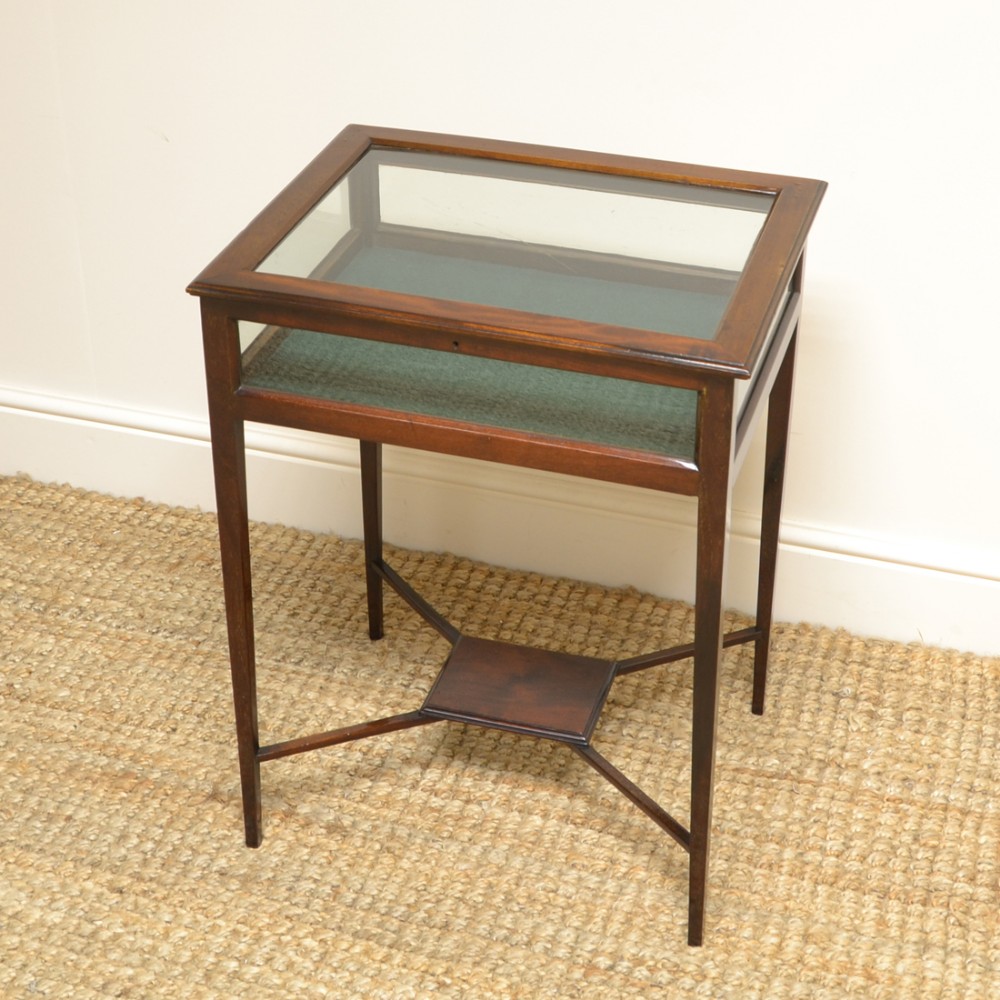 Elegant Victorian Mahogany Antique Bijouterie Table
