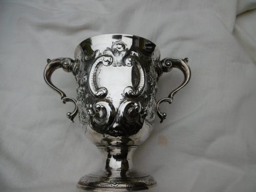 1777 FINE GEORGIAN GEORGE 111 IRISH SILVER CUP BY JOHN LOCKER 375G - ADDITIONAL PHOTO 1