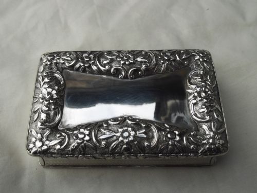 1832 fine nathaniel mills snuff box with cast border 140g - CATEGORY: ANTIQUE SILVER - DATED 19TH CENTURY