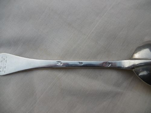 C1700 RARE PROVINCIAL DOGNOSE TABLESPOON BY ANTHONY DODSON OF LEWES - ADDITIONAL PHOTO 1