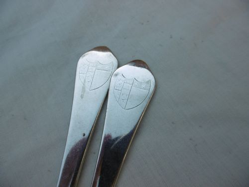 C1700 VERY RARE PAIR OF SILVER DOGNOSE TABLE FORKS BY DI GREAT ARMORIAL CREST 110G - ADDITIONAL PHOTO 2