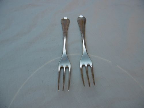 C1700 VERY RARE PAIR OF SILVER DOGNOSE TABLE FORKS BY DI GREAT ARMORIAL CREST 110G - ADDITIONAL PHOTO 3