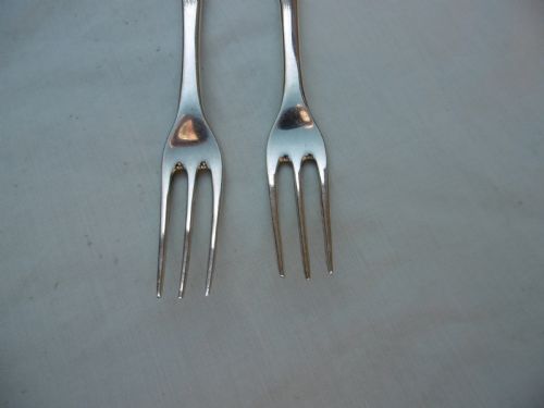 C1700 VERY RARE PAIR OF SILVER DOGNOSE TABLE FORKS BY DI GREAT ARMORIAL CREST 110G - ADDITIONAL PHOTO 4