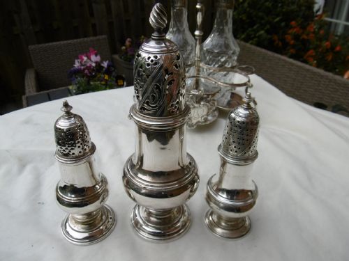 1761 FINE GEORGIAN SILVER WARWICK CRUET SET COMPLETE WITH BOTTLES AND CASTERS 830G SILVER - ADDITIONAL PHOTO 5