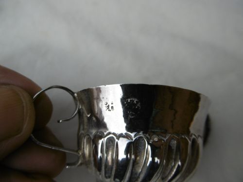 1696 LOVELY SMALL WILLIAM 111 PORRINGER BY MAKER PH 21G - ADDITIONAL PHOTO 3