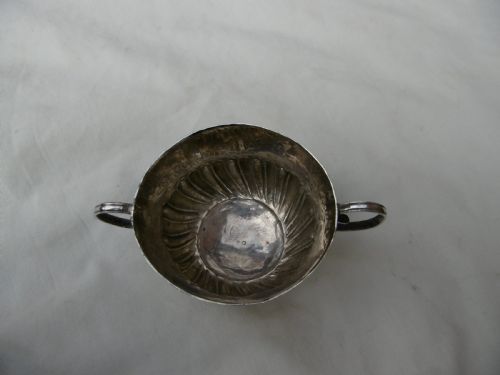 1696 LOVELY SMALL WILLIAM 111 PORRINGER BY MAKER PH 21G - ADDITIONAL PHOTO 4