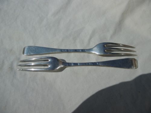 1721 FINE PAIR OF GEORGE 1ST BRITANNIA STANDARD THREE PRONGED FORKS WITH CREST AND MOTTO - ADDITIONAL PHOTO 1