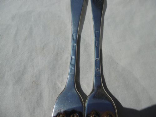 1721 FINE PAIR OF GEORGE 1ST BRITANNIA STANDARD THREE PRONGED FORKS WITH CREST AND MOTTO - ADDITIONAL PHOTO 2