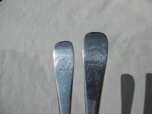 1721 FINE PAIR OF GEORGE 1ST BRITANNIA STANDARD THREE PRONGED FORKS WITH CREST AND MOTTO - ADDITIONAL PHOTO 3